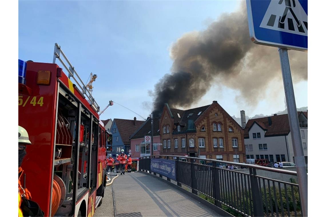 Das brennende Haus liegt direkt hinter dem Kino Traumpalast. Foto: A. Becher