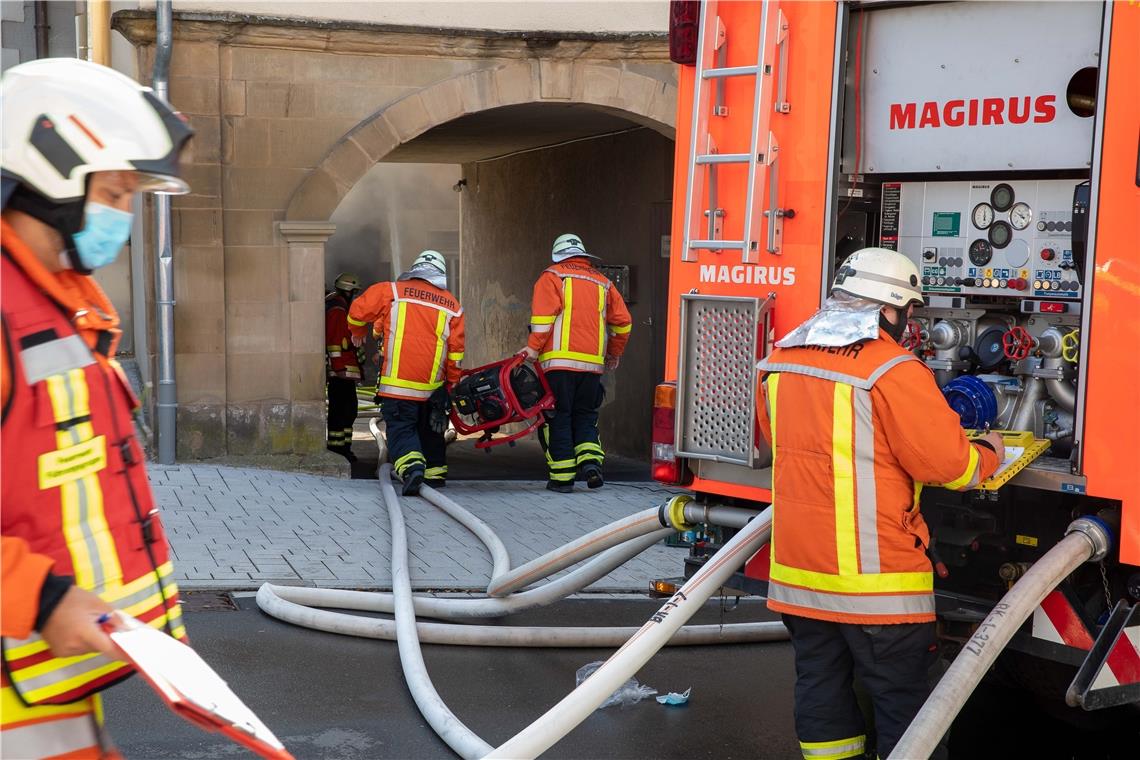 Das brennende Haus liegt hinter dem Gebäude mit dem markanten Rundbogen-Eingang....