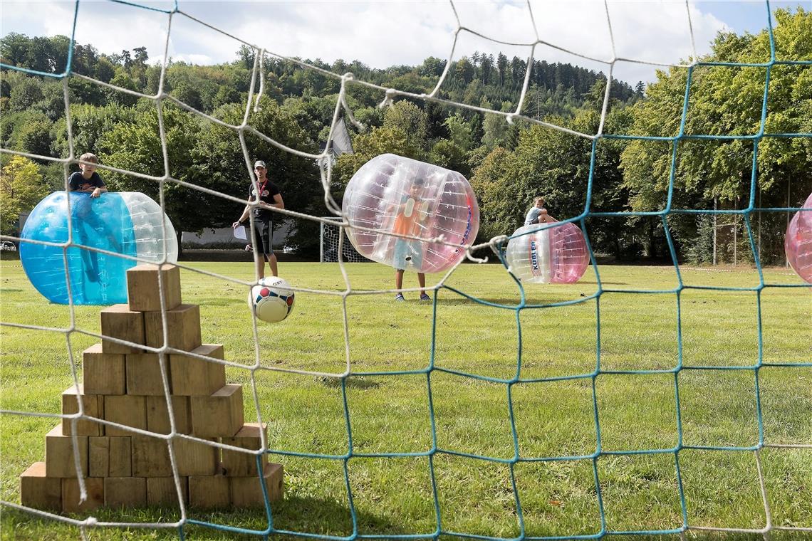 Miniauflage der „Vielfalt-Games“ in Murrhardt Das Bubble-Soccer hat sich zu einem echten Klassiker bei den Vielfalt-Games entwickelt. Foto: Jörg Fiedler
