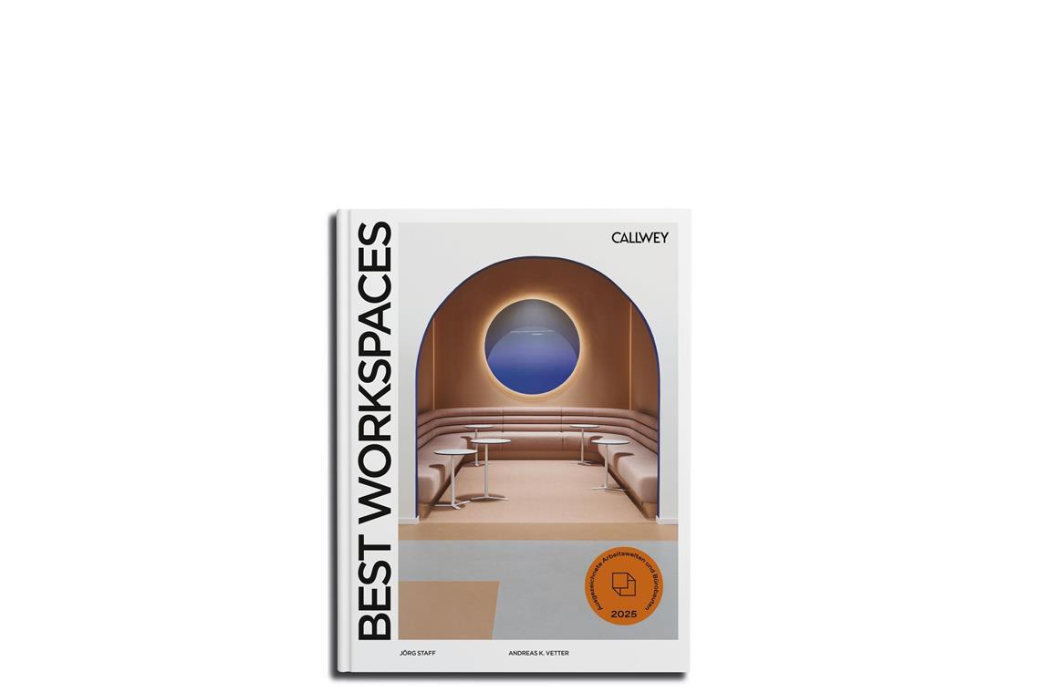 Das Buch „Best Workspaces“ von Jörg Staff und Andreas K. Vetter ist im Callwey Verlag (384 Seiten, 98 Euro) erschienen. Es zeigt von einer Fachjury ausgezeichnete Büroprojekte mit Fotos, Planmaterial und Interviews mit den Architekten. Das Cover zeigt eine Besprechungsnische  auf dem Beiersdorf Campus der Ippolito Fleitz Group aus Stuttgart.