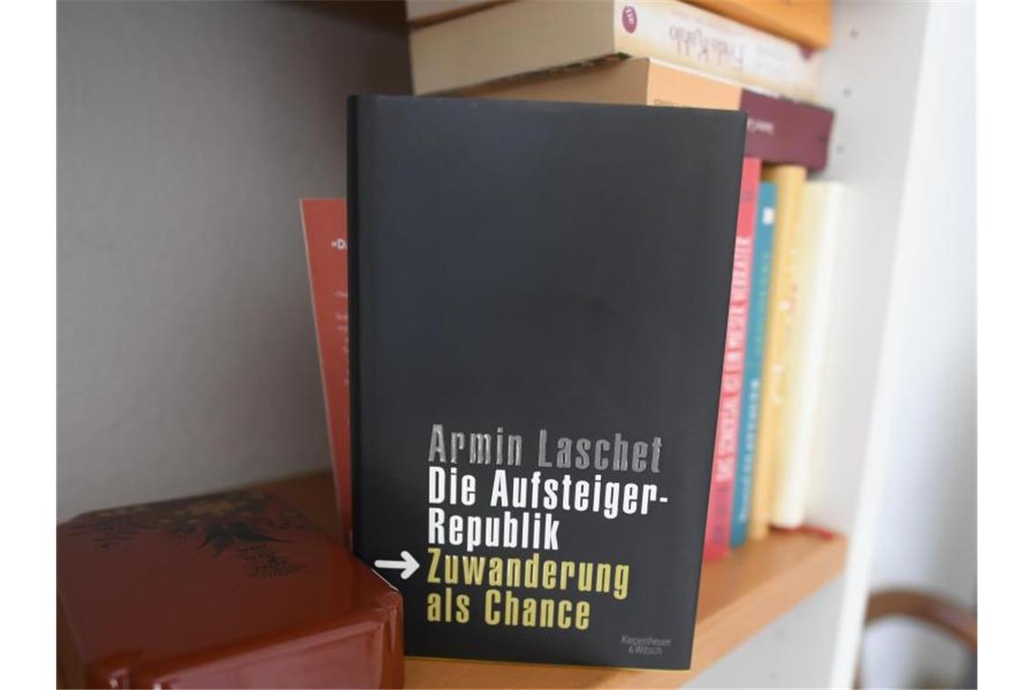 Das Buch von Armin Laschet: „Die Aufsteiger Republik - Zuwanderung als Chance“. Foto: Roberto Pfeil/dpa