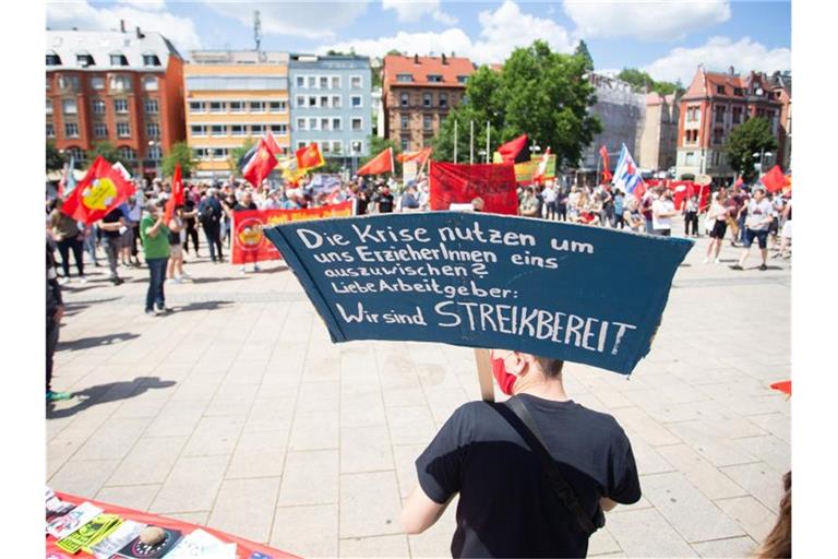 Das Bündnis aus Gewerkschaften und Initiativen demonstriert in Stutgart. Foto: Tom Weller/dpa