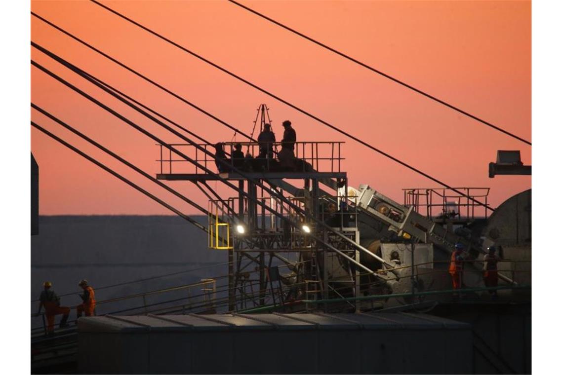 Das Bündnis „Einsatz Kohlestopp“ hat Bagger im Tagebau Garzweiler besetzt. Foto: David Young/dpa