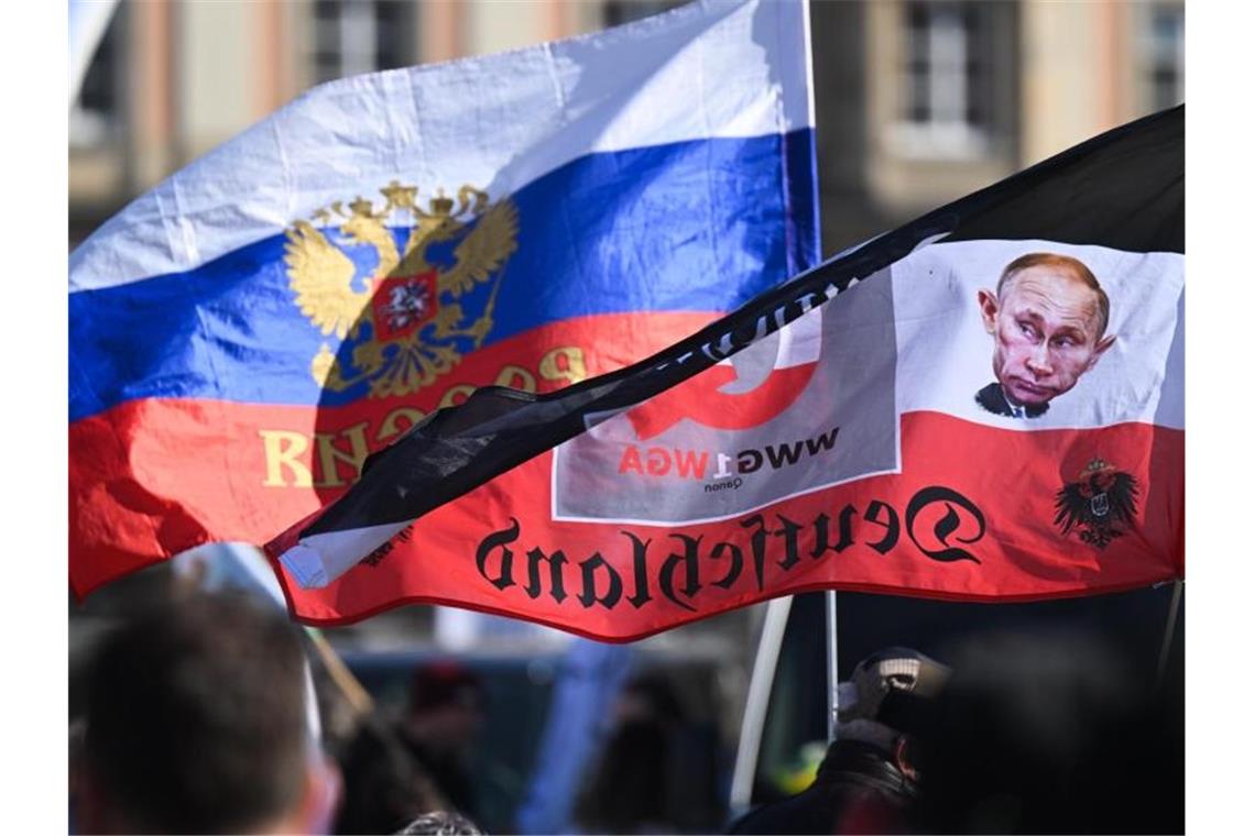 Corona-Gegner schwenken Russland-Fahnen bei Demo in Dresden Das Bündnis fordert ein sofortiges Ende aller Corona-Auflagen. Einige Teilnehmer solidarisierten sich zudem auch mit Russland. Foto: Robert Michael/dpa-Zentralbild/dpa