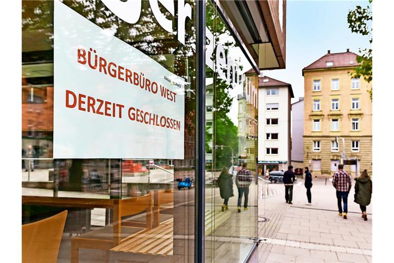 Das Bürgerbüro West ist inzwischen wieder geöffnet, andere sind dafür geschlossen – in Stuttgart muss man sich mittlerweile an solche Schilder gewöhnen.