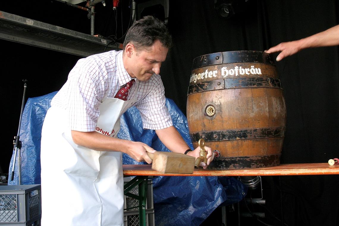 Das Bürgerfest findet in der Regel Ende Juni statt, eine Woche vor dem Backnanger Straßenfest. Bürgermeister Frank Hornek hier bei einem Fassanstich. Foto: J. Fiedler