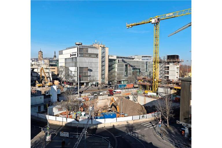 Das Büro Delugan Meissl hat den Neubau am Leonhardsplatz konzipiert, eine tiefe Grube ist ausgehoben.