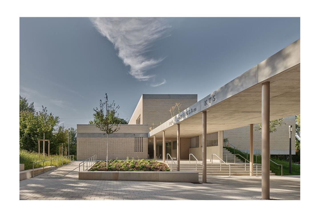 Das Büro schleicher.ragaller architekten hatte es  mit der Mensa Körschtalschule und Paracelsius-Gymnasium in Stuttgart außerdem auf die Longlist geschafft.