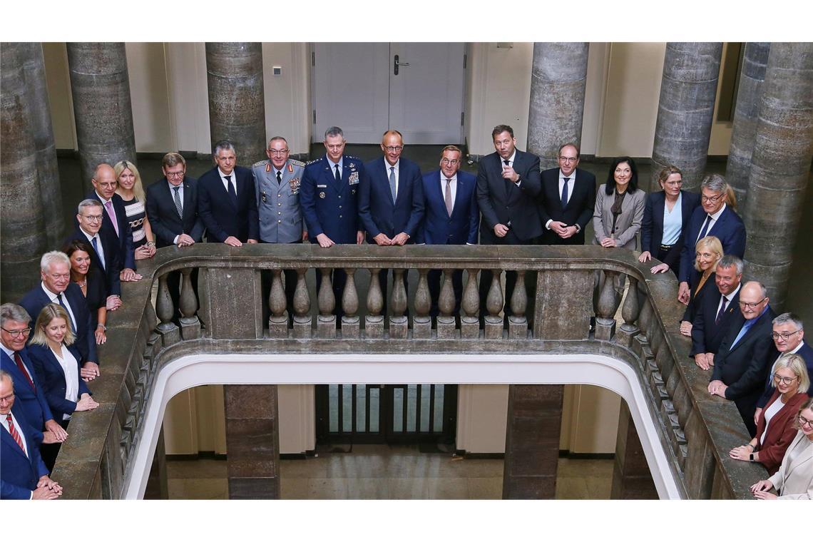 Kabinett beschließt Gesetz für neuen Wehrdienst Das Bundeskabinett hat das Gesetz zur Einführung eines neuen Wehrdienstes auf den Weg gebracht.