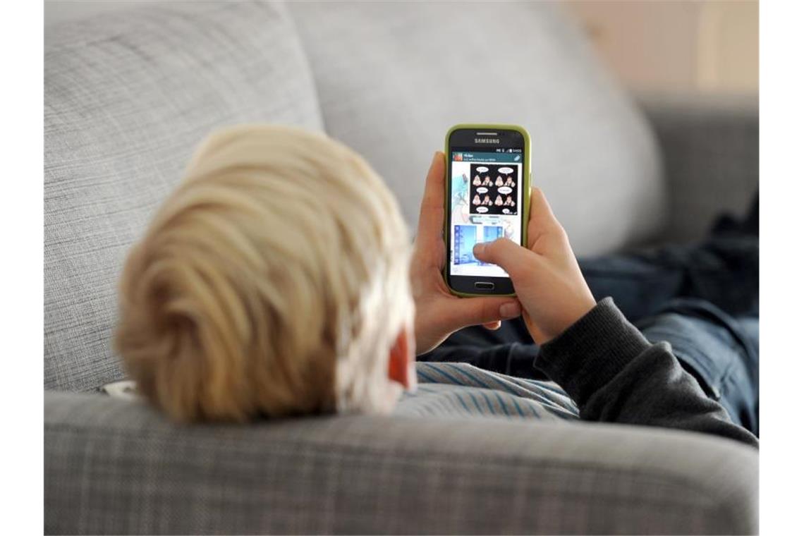 Das Bundeskabinett hat einen Gesetzentwurf auf den Weg gebracht, der Kinder und Jugendliche stärker im Internet schützen soll. Foto: Tobias Hase/dpa