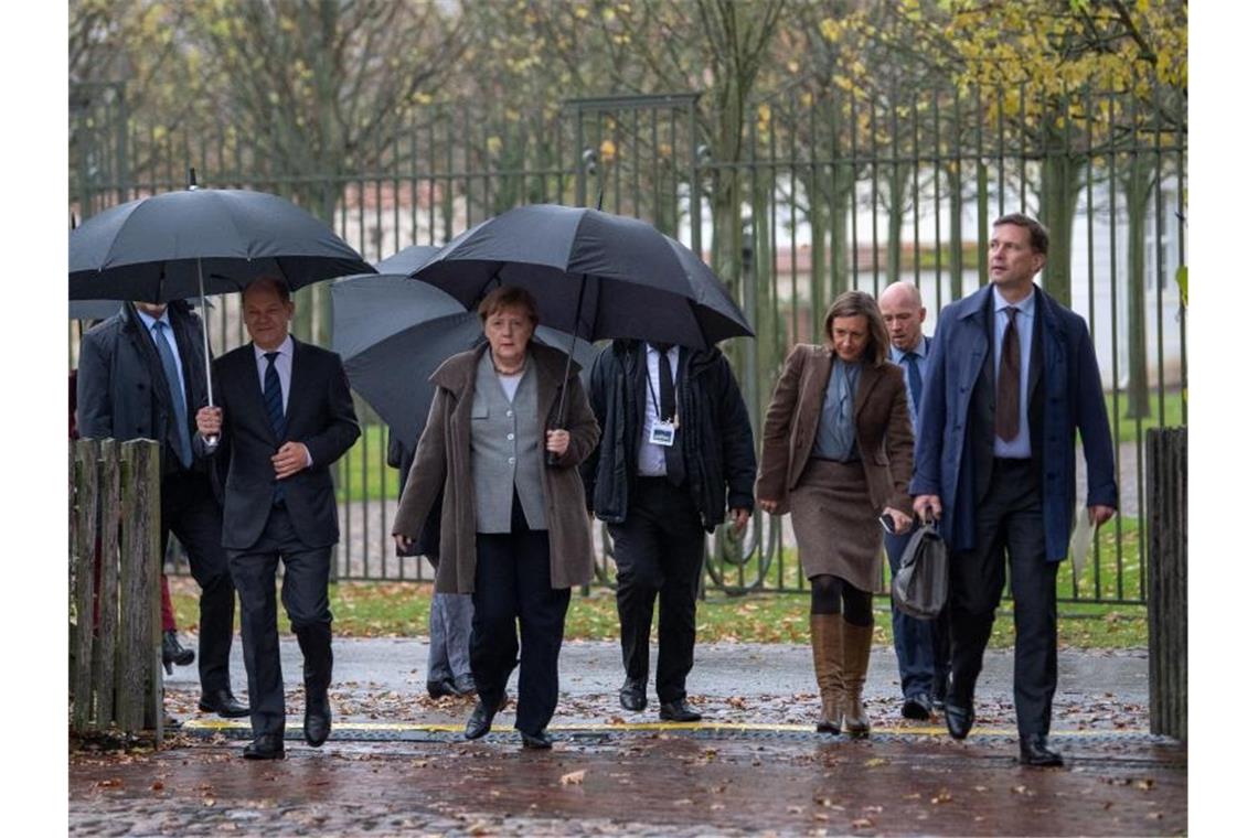 Das Bundeskabinett in Schloss Meseberg: Unter bestimmten Bedingungen haben Bundesminister bereits nach zwei Jahren Pensionsansprüche. Foto: Monika Skolimowska/dpa-Zentralbild/dpa