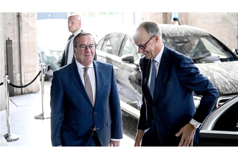 Das Bundeskabinett tagt ausnahmsweise im Verteidigungsministerium.