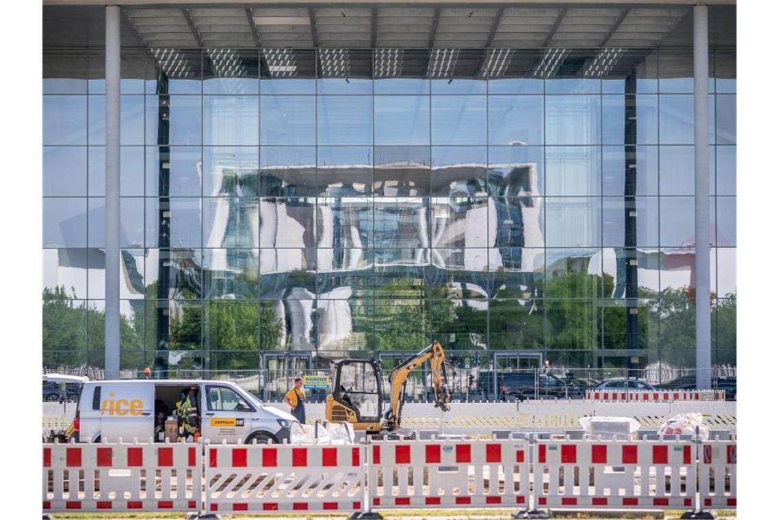 Das Bundeskanzleramt im Berliner Regierungsviertel spiegelt sich in der Fassade des Paul-Löbe-Hauses des Bundestags. Foto: Michael Kappeler/dpa