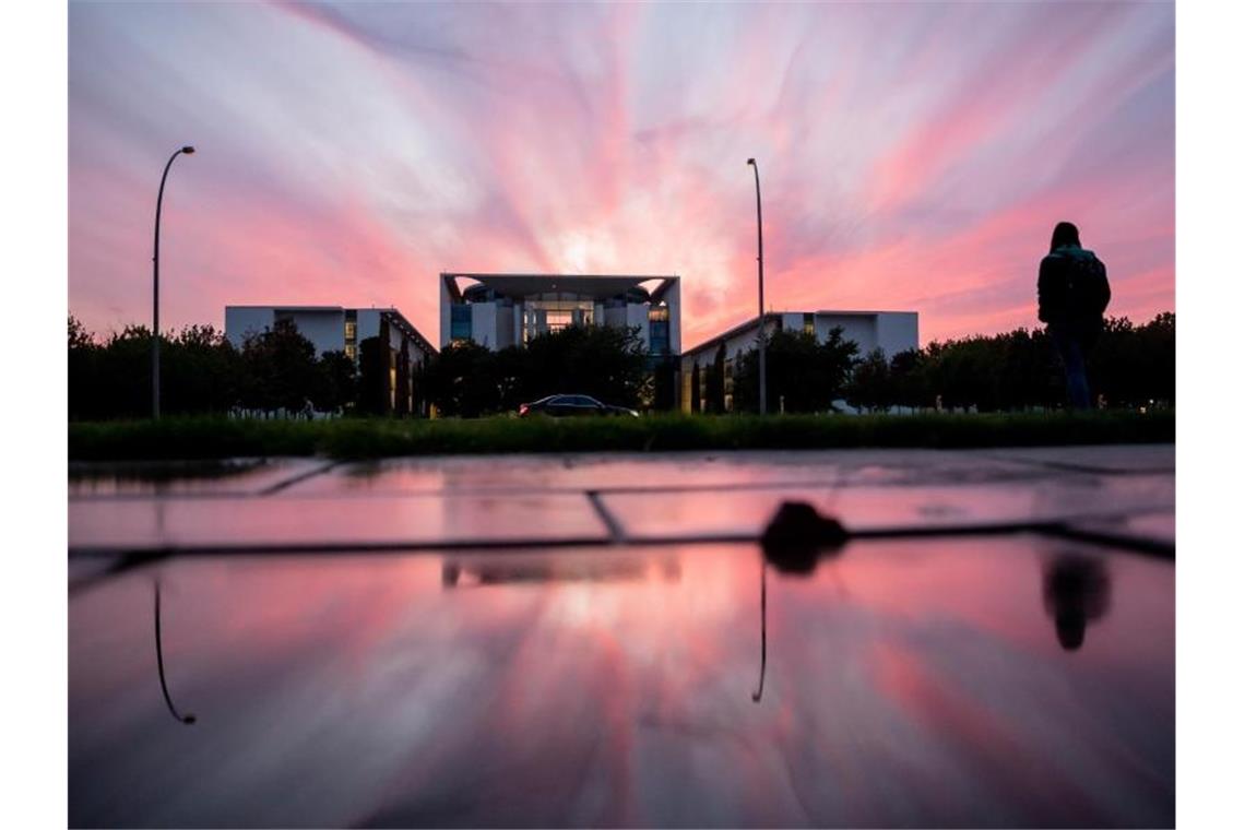 Das Bundeskanzleramt in der Abenddämmerung zu sehen. Foto: Christoph Soeder