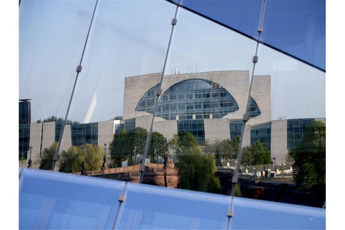 Das Bundeskanzleramt spiegelt sich in einer Gebäudefassade. Foto: Christoph Soeder/dpa