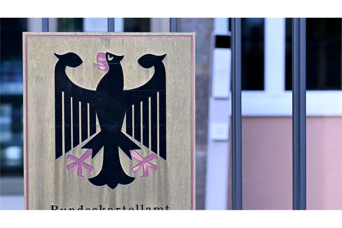 Das Bundeskartellamt hat die Preisänderungen der rund 15.000 Tankstellen in Deutschland im Blick. (Archivbild)