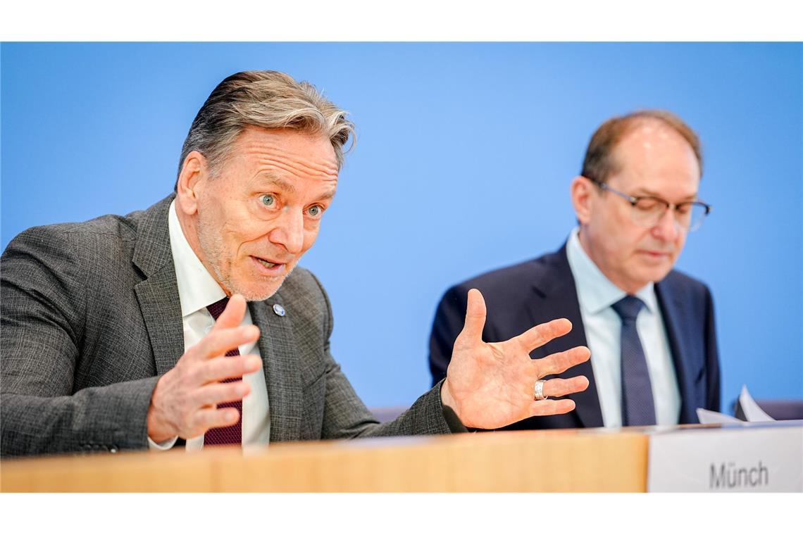 Dobrindt will aufrüsten gegen Cyberkriminelle Das Bundeslagebild Cybercrime 2024 stellt BKA-Präsident Holger Münch zusammen mit Bundesinnenminister Alexander Dobrindt (CSU) vor.