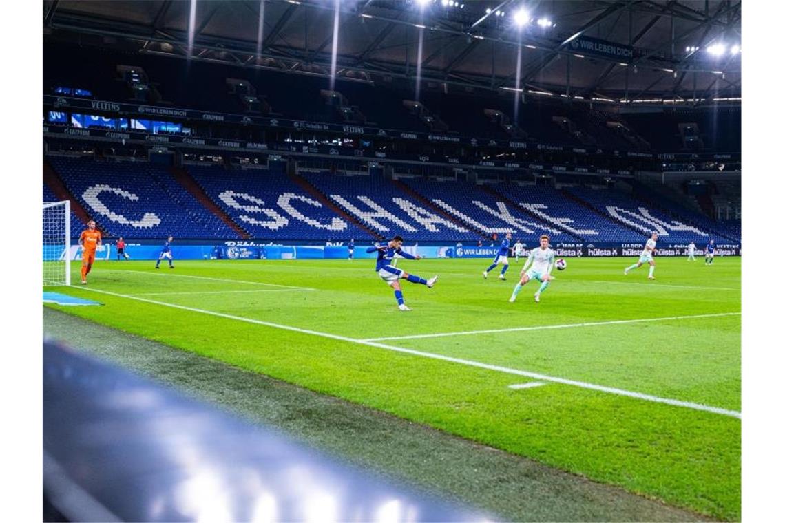 Schalke-Heimspiel gegen Stuttgart wird doch zum Geisterspiel Das Bundesliga-Heimspiel des FC Schalke 04 gegen den VfB Stuttgart wird nun doch zum Geisterspiel. Foto: Guido Kirchner/dpa/Archivbild