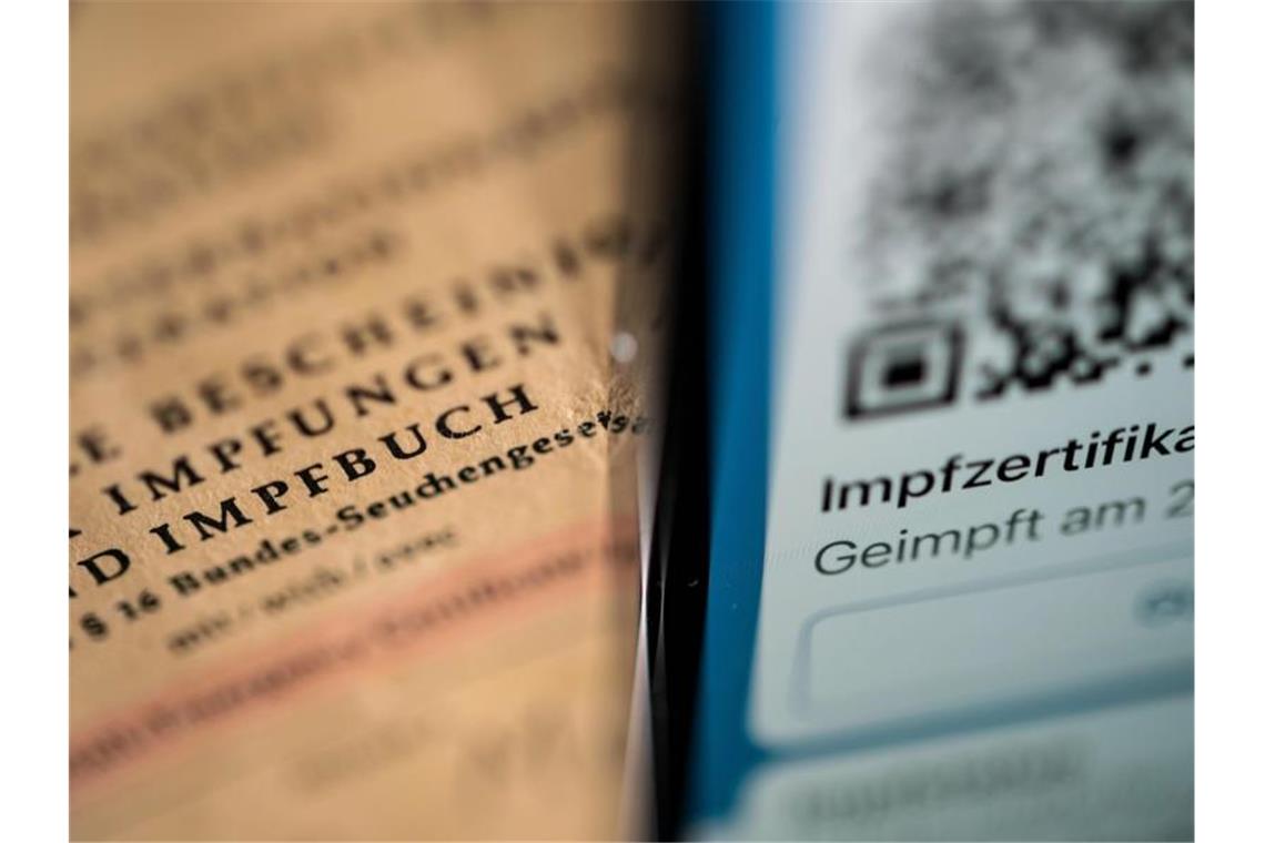 Verfassungsgericht: Pflege-Impfpflicht kann vorerst starten Das Bundesverfassungsgericht hat es im Eilverfahren abgelehnt, die Vorschriften für eine Corona-Impfpflicht für Pflege- und Gesundheitspersonal vorläufig außer Kraft zu setzen. Foto: Marijan Murat/dpa