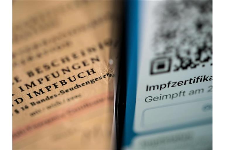 Das Bundesverfassungsgericht hat es im Eilverfahren abgelehnt, die Vorschriften für eine Corona-Impfpflicht für Pflege- und Gesundheitspersonal vorläufig außer Kraft zu setzen. Foto: Marijan Murat/dpa
