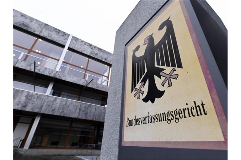 Das Bundesverfassungsgericht mit einem Hinweisschild mit Bundesadler und dem Schriftzug Bundesverfassungsgericht. Foto: Uli Deck/dpa