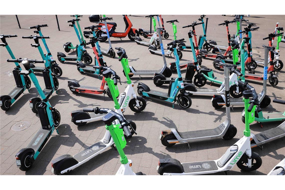 Statistik: Fast 12.000 E-Scooter-Unfälle im Jahr 2024 Das Bundesverkehrsministerium plant Regeln zum Parken von E-Scootern. (Archivbild)