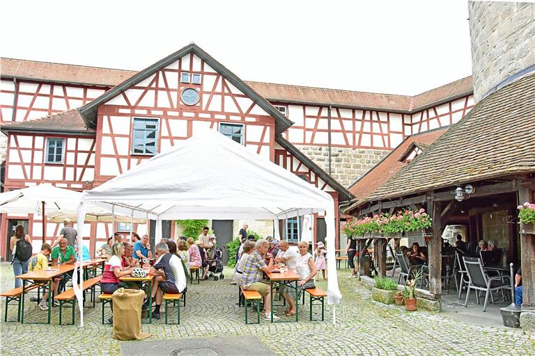Das Burgcafé ist am Sonntag wieder geöffnet. Foto: Tobias Sellmaier
