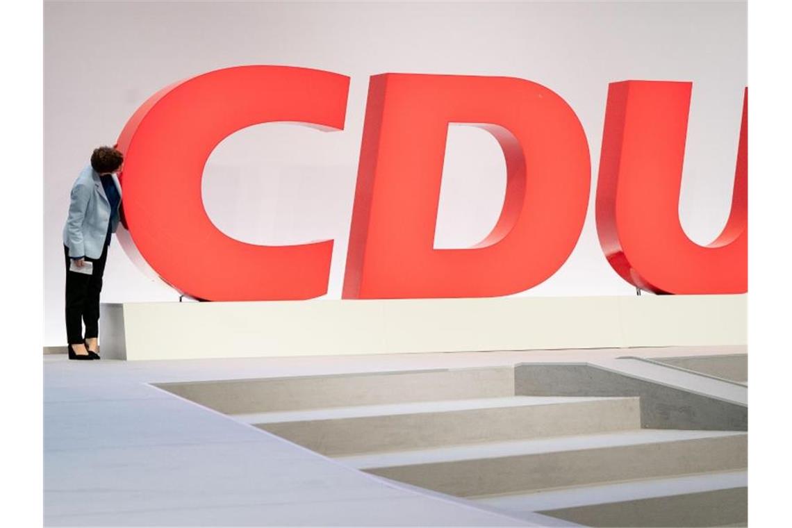 CDU-Spitze setzt auf Sachthemen statt Personaldebatten Das C ist da: Annegret Kramp-Karrenbauer besichtigt vor dem CDU-Bundesparteitag die Veranstaltungshalle in Leipzig. Foto: Kay Nietfeld/dpa