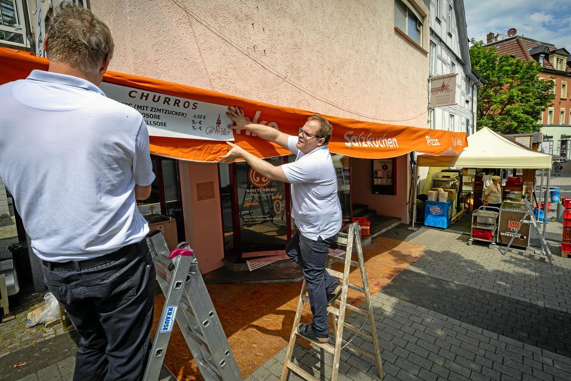 Der Straßenfest-Aufbau läuft mit viel Routine Das Café Weller ist seit der zweiten Auflage des Straßenfests mit dabei. Inhaber David Weller (rechts) widmet sich dem Aufbau des Stands. Foto: Alexander Becher