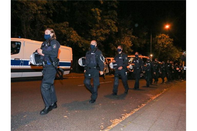 Das Camp von Klimaaktivisten in Aachen wird von Polizisten umstellt. Foto: Ralf Roeger/dpa