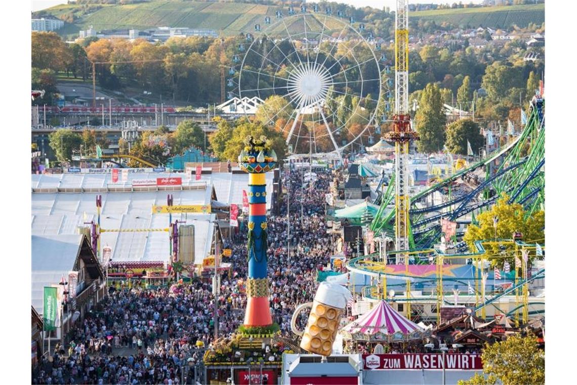 Länder wollen Regeln für Großveranstaltungen erarbeiten Das Cannstatter Volksfest im Jahr 2019. „Das, was als letztes wieder gehen können wird, ist Party“, sagt Jens Spahn. Foto: Tom Weller/dpa