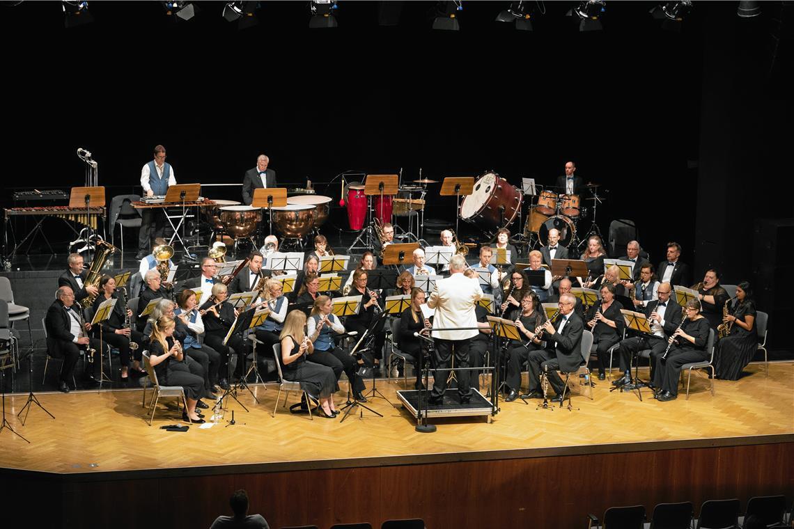 Musizieren in Zeichen der Partnerschaft Das Caprice Wind Orchestra aus Chelmsford ist zu Besuch – die Städtepartnerschaft spielt beim Konzert mit dem Städtischen Blasorchester eine große Rolle. Fotos: Alexander Becher