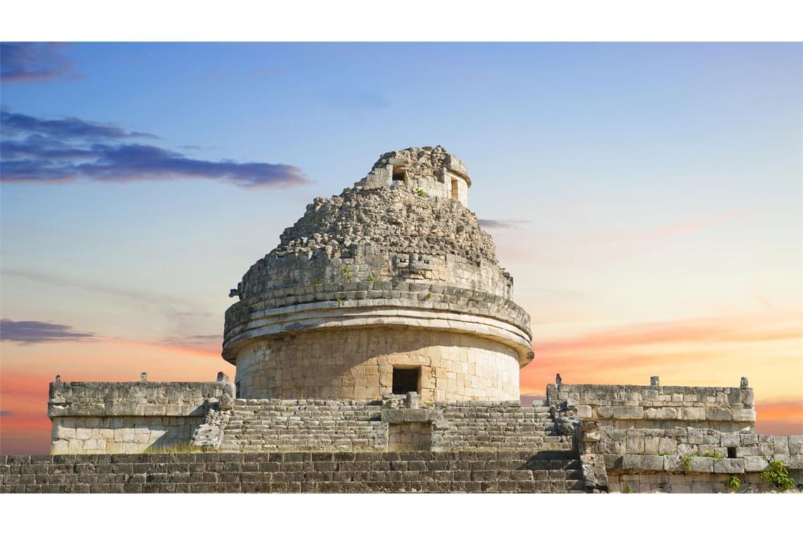 Das Caracol von Chichén Itzá repräsentiert die außergewöhnliche Fähigkeit der Maya, Kunst, Wissenschaft und Spiritualität zu verbinden . Sein einzigartiges Design und seine Funktion als astronomisches Observatorium zeugen von der tiefen Verbundenheit der Maya mit dem Kosmos und ihrem Wunsch, das umgebende Universum zu verstehen.