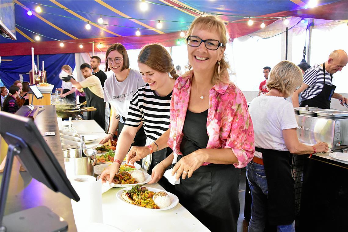 Das Cateringteam zeigt vollen Einsatz. Sommerpalast Samstag 2025 in Murrhardt. S...