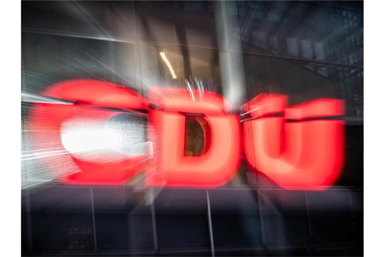 Das CDU-Logo prangt an der Parteizentrale, dem Konrad-Adenauer-Haus, in Berlin. Foto: Michael Kappeler/dpa