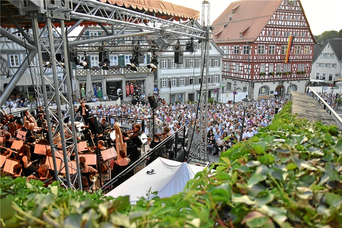 Das classic-ope(r)n-air des Backnanger Bürgerhauses konnte im Juni schon wieder in bewährter Form, ohne Einschränkungen, auf dem Marktplatz stattfinden. 47 Orchestermusiker versammelten sich auf der Bühne, der Konzertabend war ausverkauft. Archivfoto: Tobias Sellmaier