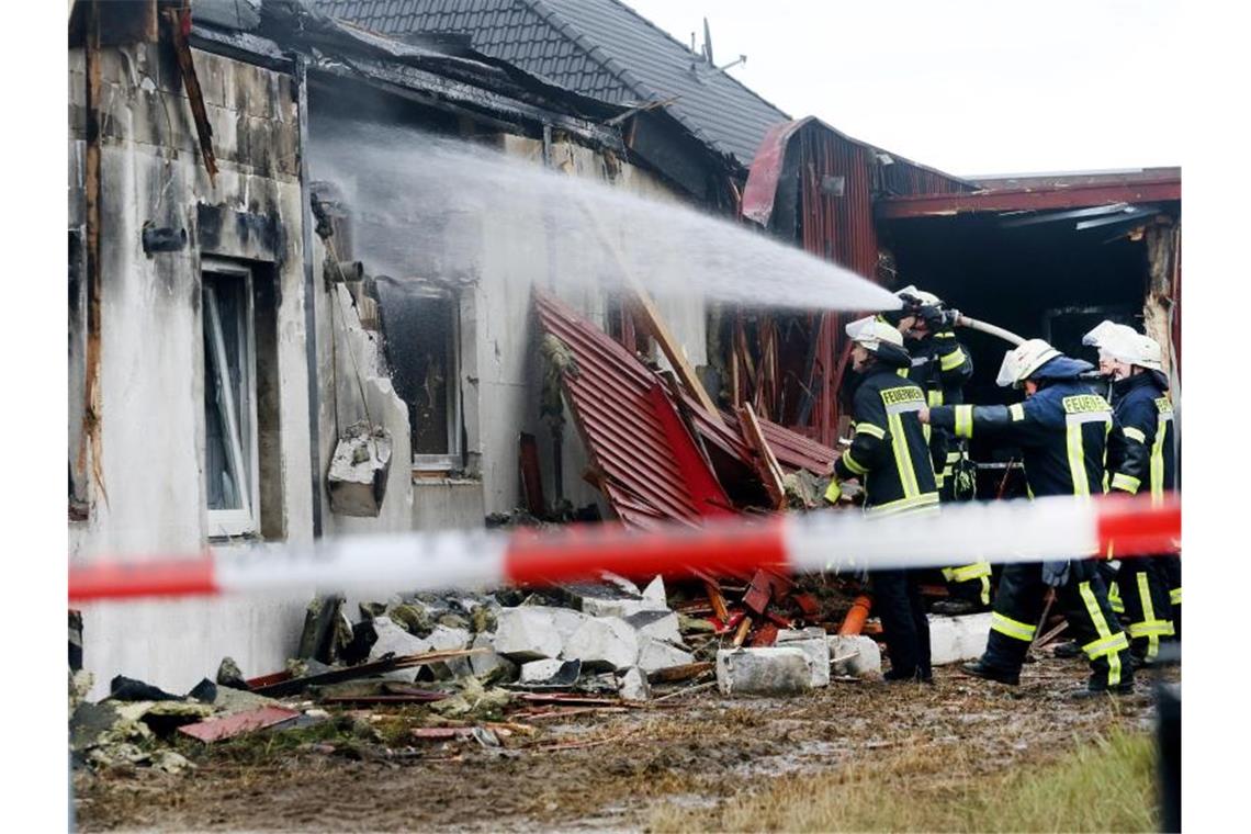 Toter bei Brand in Saunaclub - Männer behindern Löscharbeit Das Clubhaus wurde durch das Feuer vollständig zerstört. Foto: Roland Weihrauch