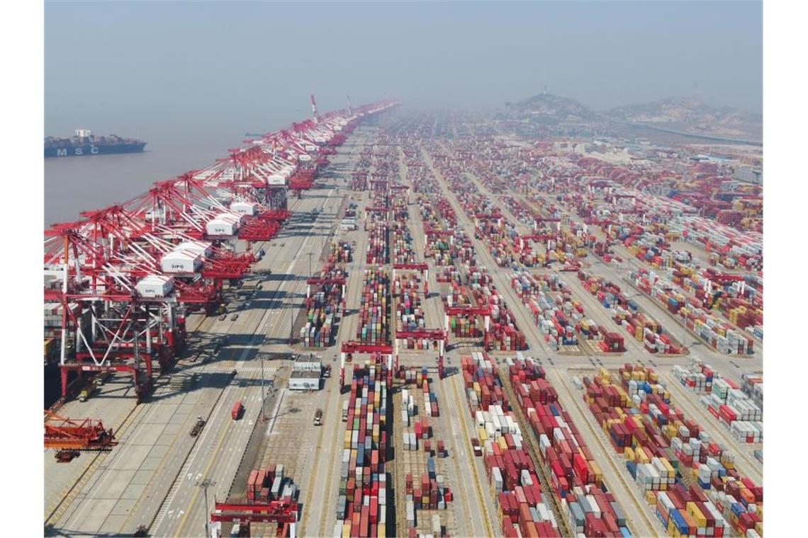 Das Containerdock des Yangshan-Hafens. Als Zeichen für die anhaltende wirtschaftliche Erholung hat sich Chinas Außenhandel im Dezember erneut deutlich positiv entwickelt. Foto: Ding Ting/XinHua/dpa