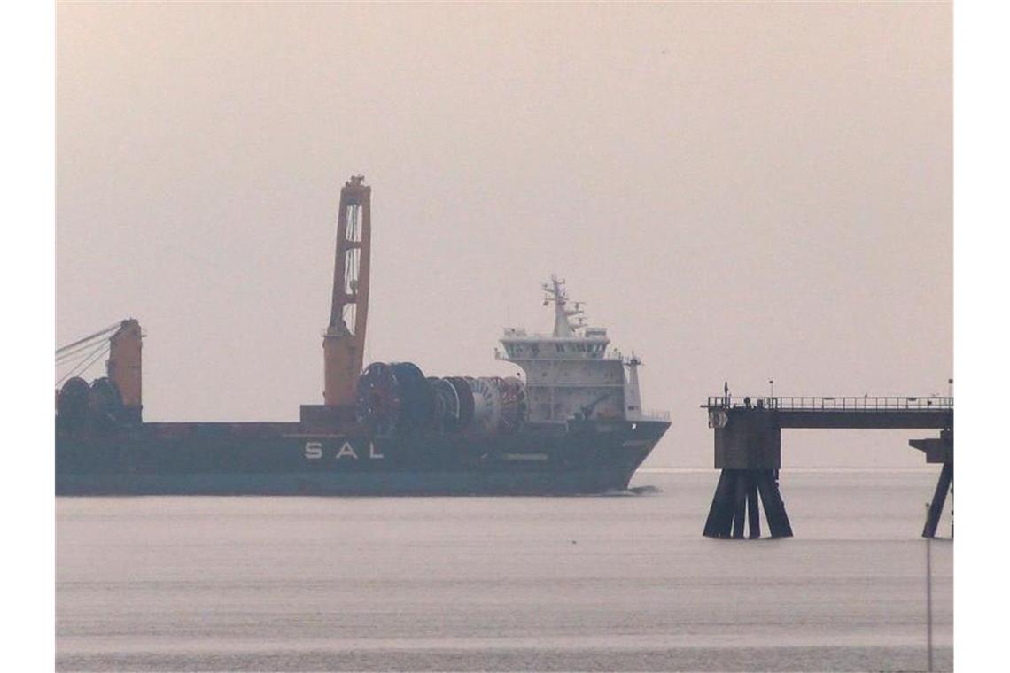 Das Containerschiff "Amoenitas" in deutschen Gewässern auf dem Weg zu seinem Zielhafen in Wilhelmshaven. Foto: ---/Nord-West-Media TV /dpa