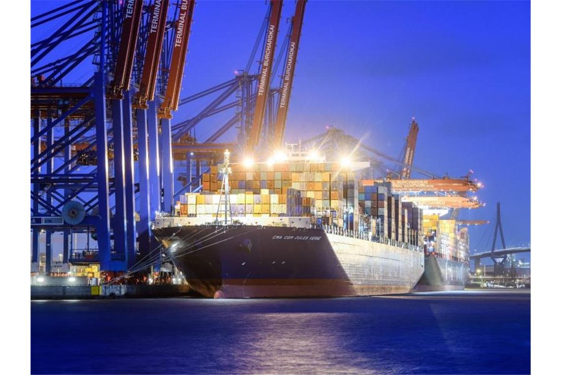 Ausländische Investoren in Deutschland zurückhaltender Das Containerschiff „CMA CGM Jules Verne“ liegt in der Abenddämmerung am Containerterminal Burchardkai in Hamburg. Foto: Daniel Reinhardt