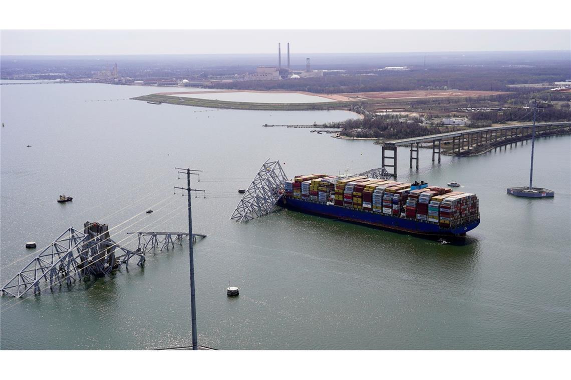 Das Containerschiff "Dali" steckt unter einem Teil der Francis Scott Key Bridge fest.