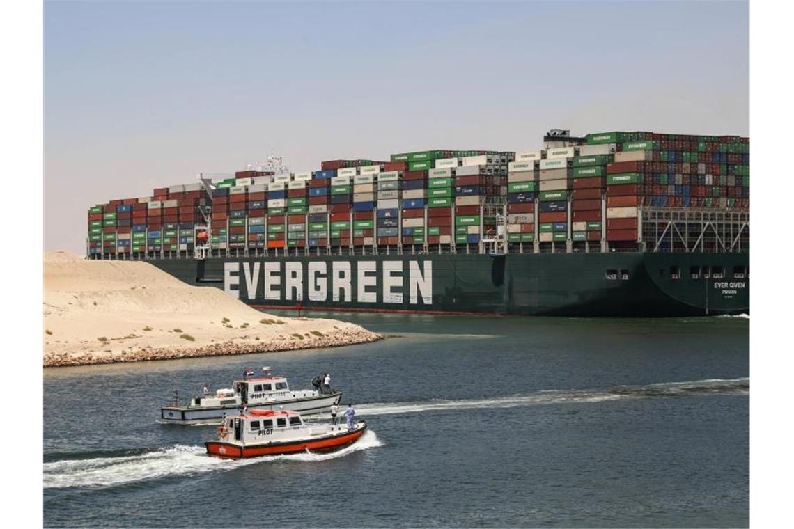 Suezkanal mit Rekordumsatz trotz „Ever Given“-Blockade Das Containerschiff „Ever Given“ im Suezkanal. Foto: Mahmoud El-khawas/dpa