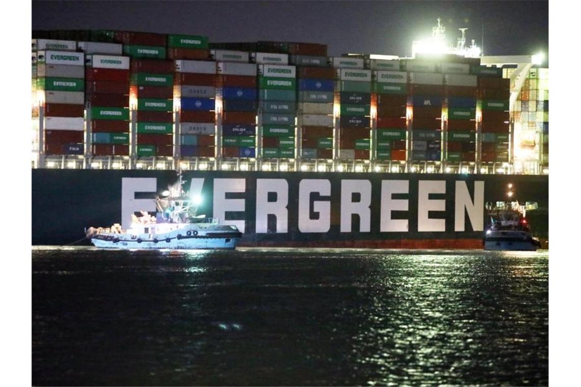 Das Containerschiff „Ever Given“ ist im Suezkanal festgesetzt und blockiert die wichtige Schifffahrtsstraße zwischen Asien und Europa. Foto: Ahmed Gomaa/XinHua/dpa