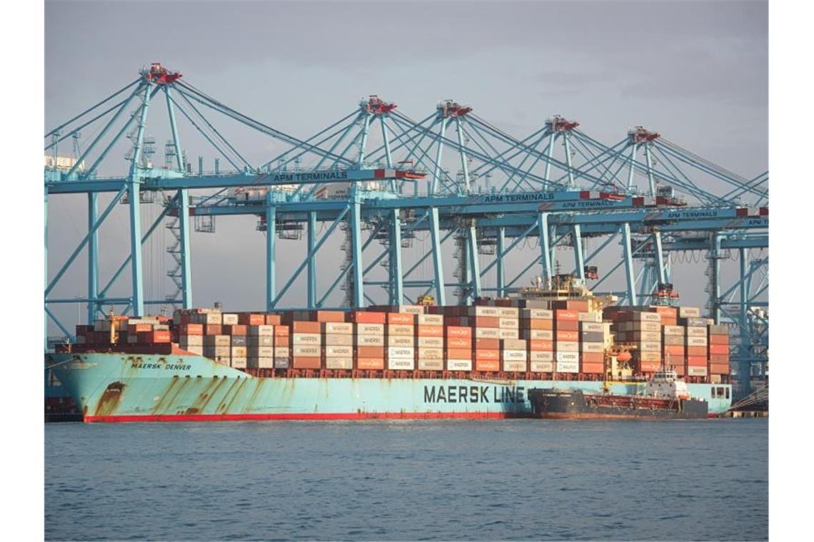 Reederei Maersk baut Gewinn weiter aus Das Containerschiff „Maersk Denver“ im Hafen von Algeciras. Foto: Marcos Moreno/EUROPA PRESS/dpa