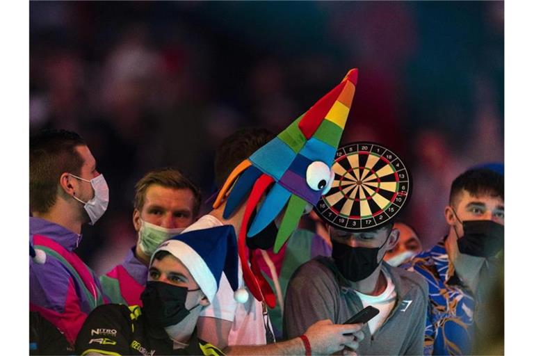 Das Corona-Chaos bei der Darts-WM tat der Feierfreude der Fans im Alexandra Palace keinen Abbruch. Foto: Steven Paston/PA Wire/dpa