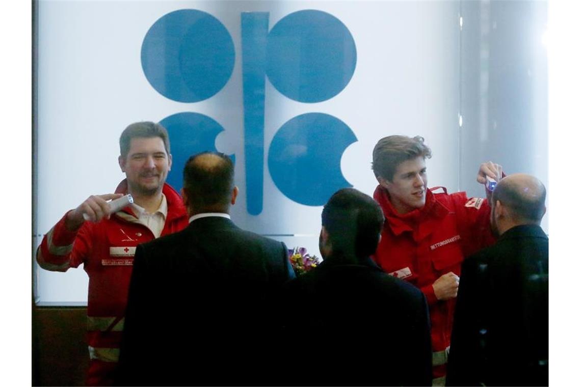 Ölpreise brechen ein - Verhandlungen der Opec+ gescheitert Das Coronavirus hat auch Auswirkungen auf die Opec - nicht nur in Bezug auf die Nachfrage nach Rohöl wegen der stockenden Wirtschaft, sondern auch für die Teilnehmer des Treffens in Wien. Rettungskräfte überprüfen deren Körpertemperatur. Foto: Ronald Zak/AP/dpa