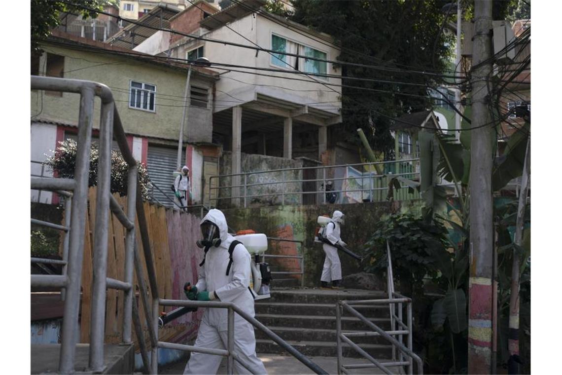 Das Coronavirus im brasilianischen Favela Babilonia soll eingedämmt werden. Foto: Leo Correa/AP/dpa