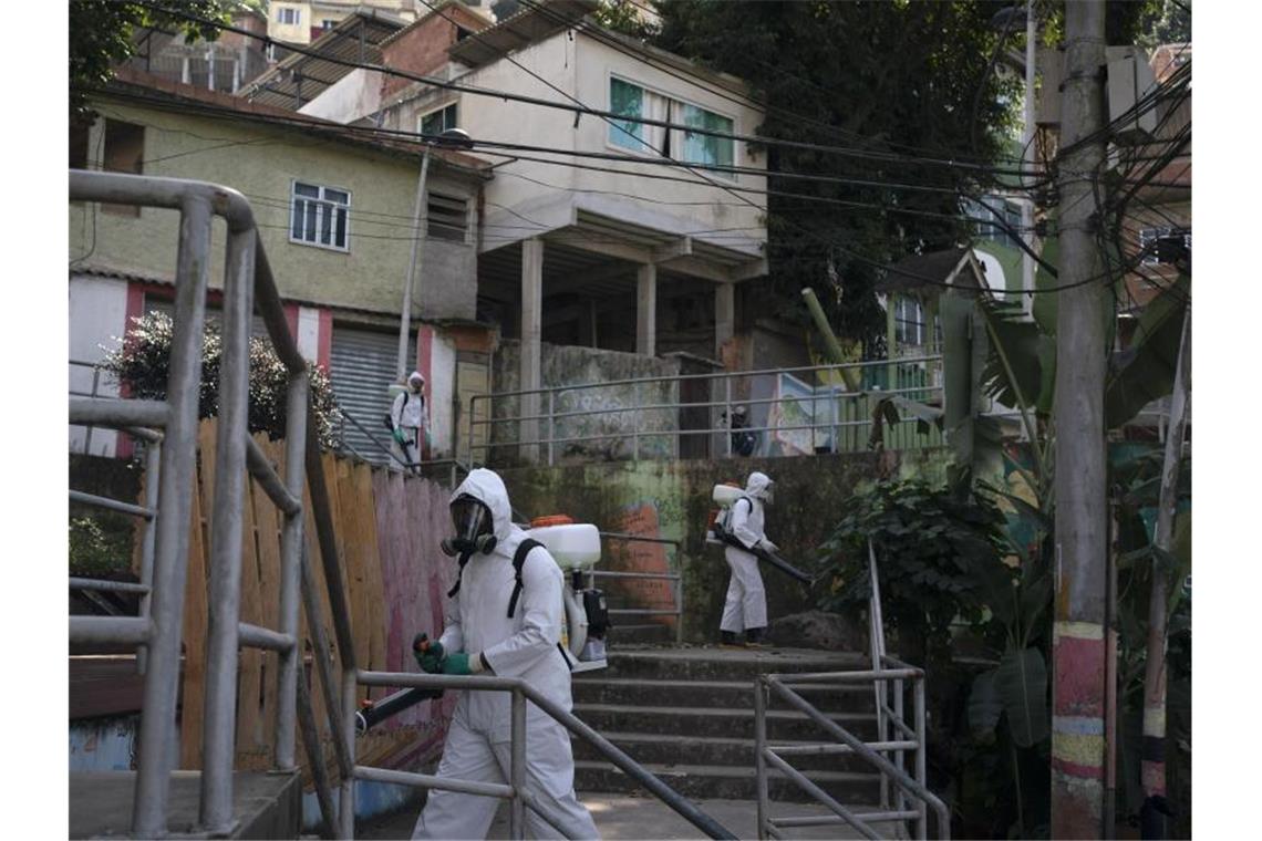 UN: Pandemie stürzt in Lateinamerika 45 Millionen in Armut Das Coronavirus im brasilianischen Favela Babilonia soll eingedämmt werden. Foto: Leo Correa/AP/dpa