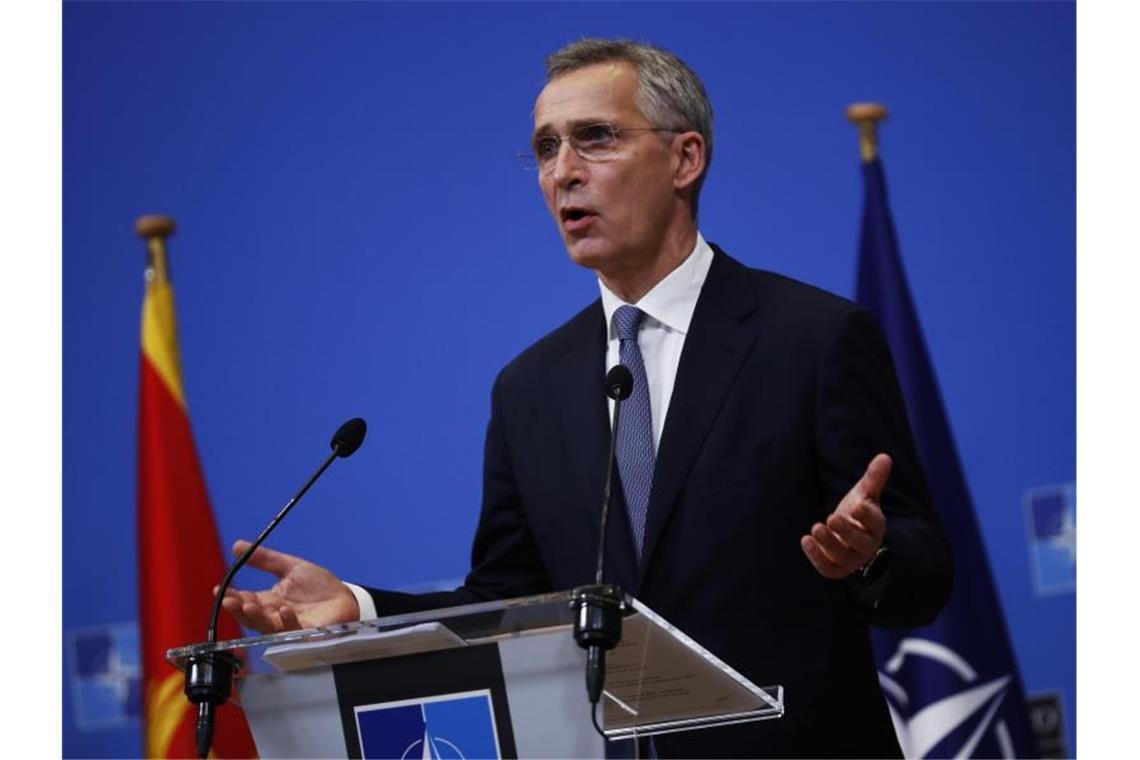 Das Coronavirus sei kein im Labor erschaffenes Virus, es zeige aber die Gefahren, die es im Zusammenhang mit dem Einsatz biologischer Kampfstoffe gebe, sagt Nato-Generalsekretär Jens Stoltenberg. Foto: Francisco Seco/AP Pool/dpa