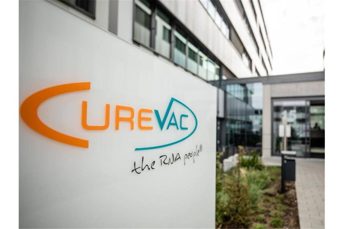 Das Curevac-Logo am Eingang zum Firmensitz. Foto: Christoph Schmidt/dpa/Archiv